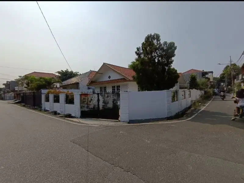 Rumah hoek di tanah tinggi Senin jalan lebar