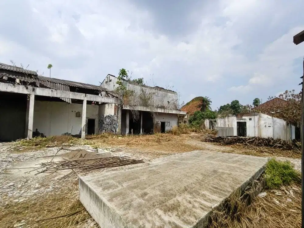 Tanah Hoek komersial dijual lokasi strategis usaha  Depok Jawa Barat