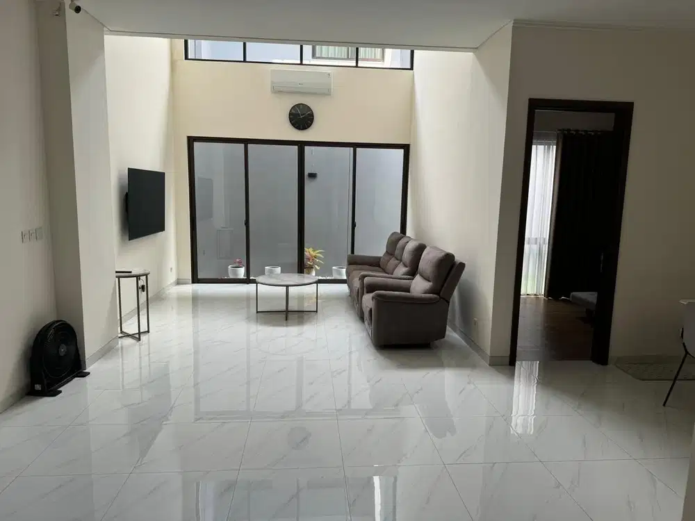 Dijual murah rumah 2 lantai cluster Dakota Suvarna Sutera