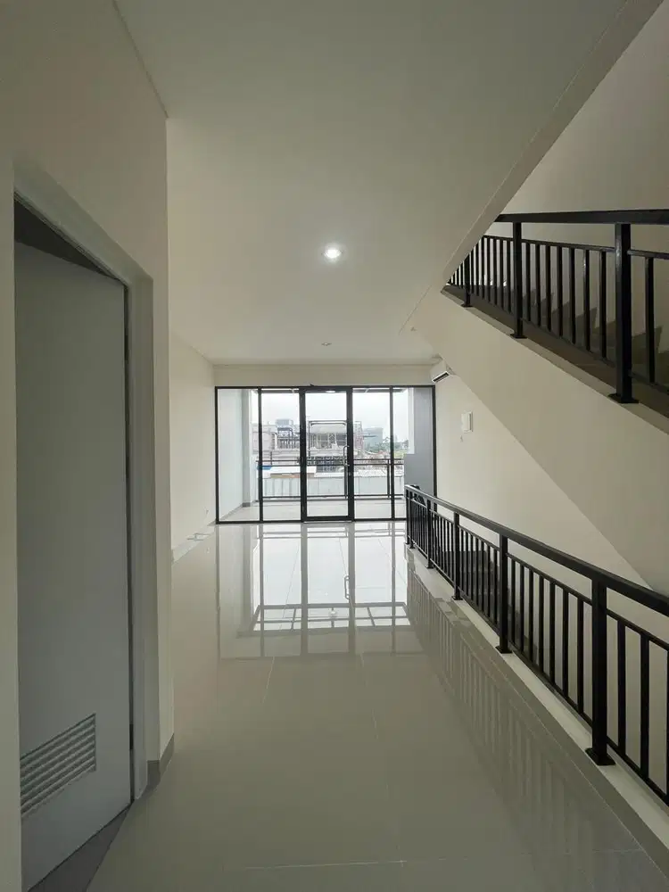 DISEWAKAN RUKO HAMPTON GADING SERPONG 3LANTAI