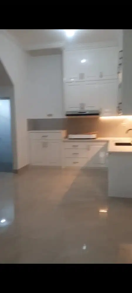 Disewa rumah 3 lantai di Vikamas Tengah Kapuk Muara