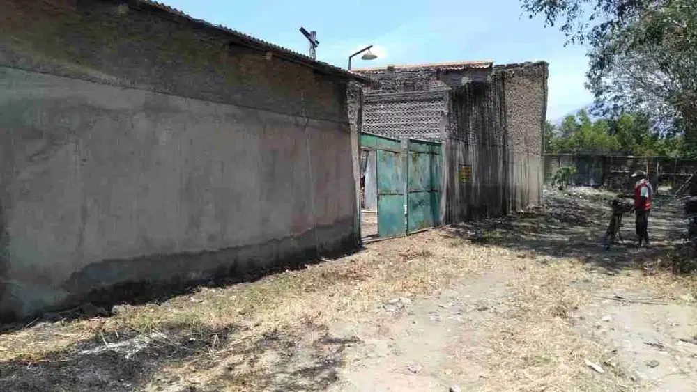 Tanah full tembok keliling cocok buat gudang/pool truk di Kedawung Cirebon