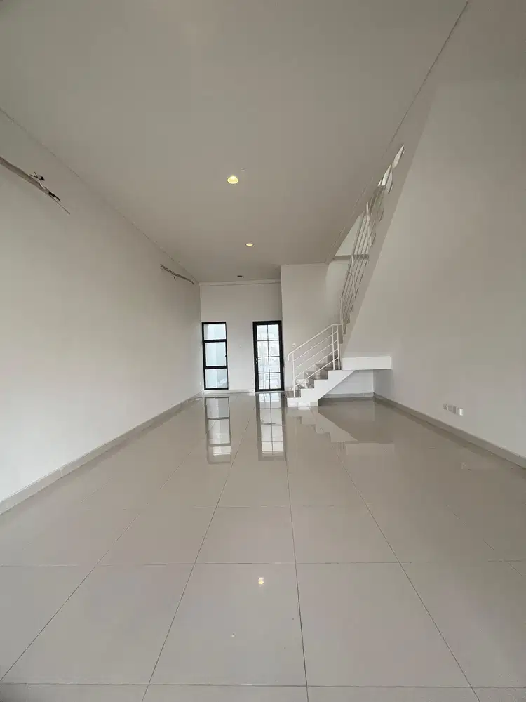 Jalan Lebar & Parkir Luas! Disewa Ruko 3 Lantai di Metland, Cakung