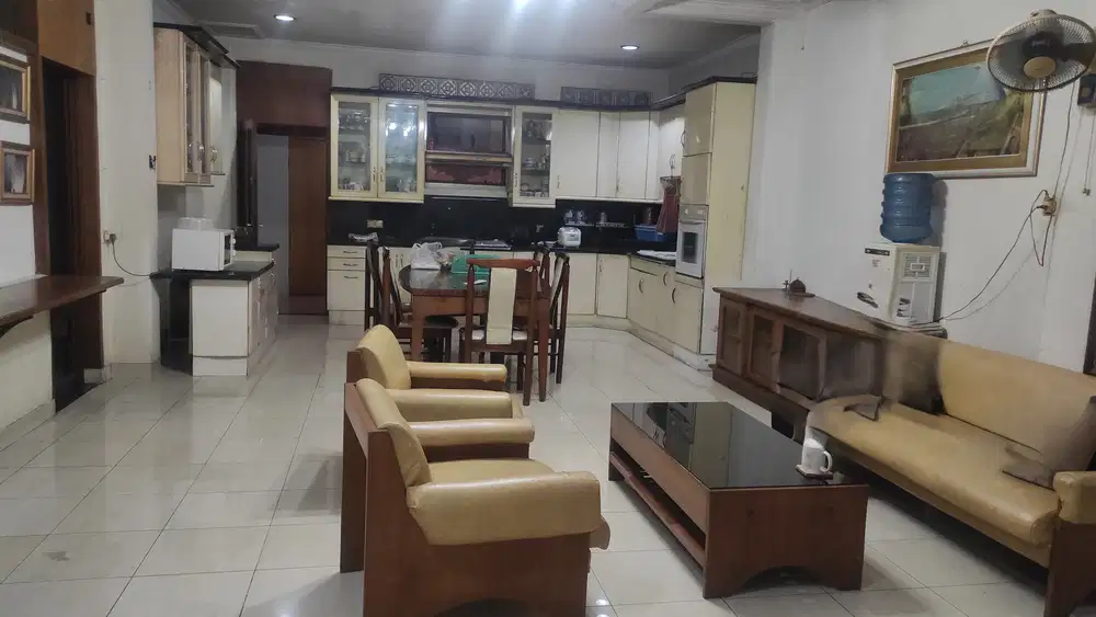 Rumah Asri Depan Rumah Taman Lokasi Strategis Untuk Usaha di Grogol