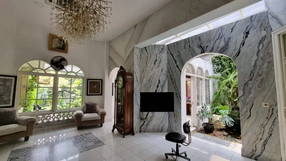 Dijual rumah siap huni berada di hunian mewah di Menteng Jakpus