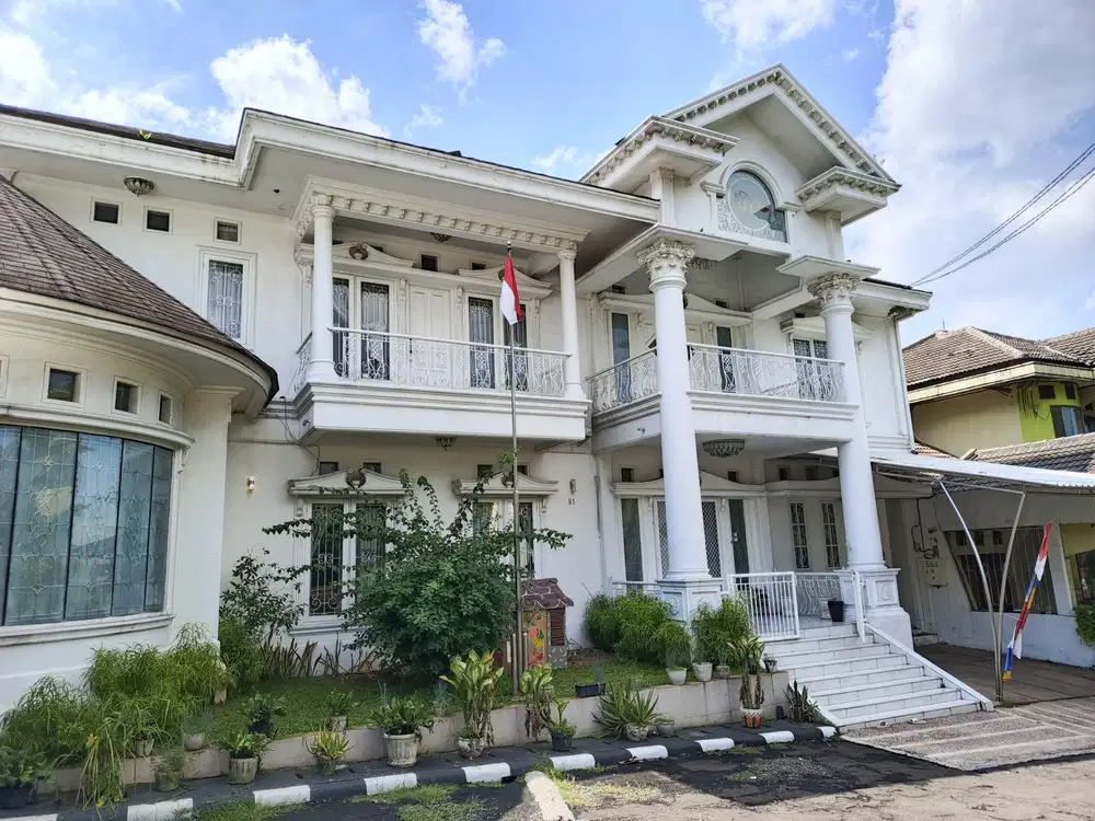 Rumah Elite Hook Modern Klasik Plus Kolam Renang