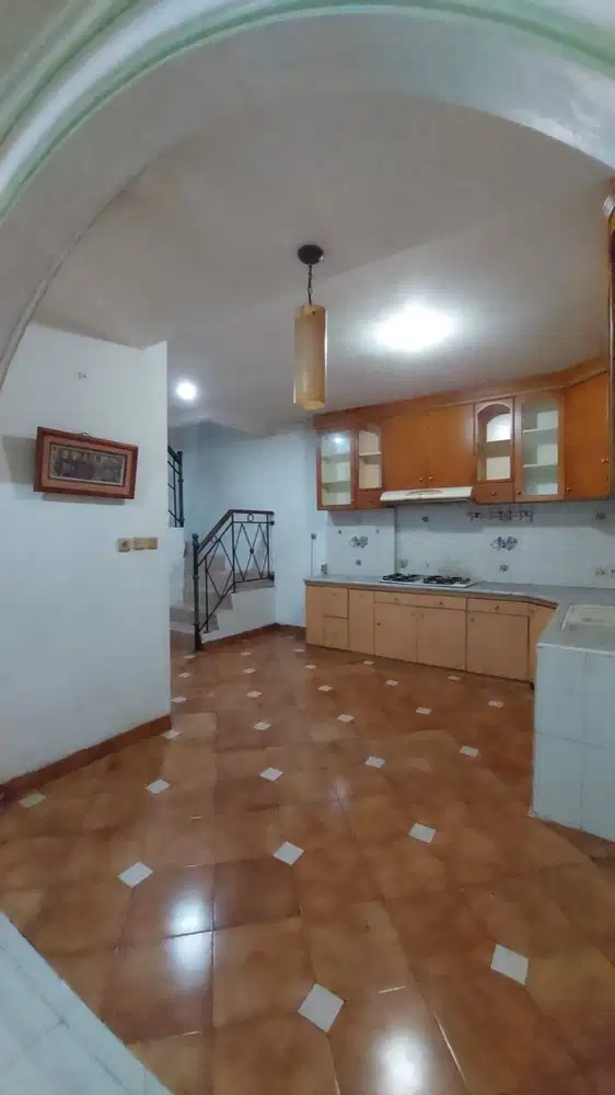 DIJUAL RUMAH CANTIK 3 LANTAI LOKASI BAGUS JUAL MURAH DI TAMAN PALEM LESTARI