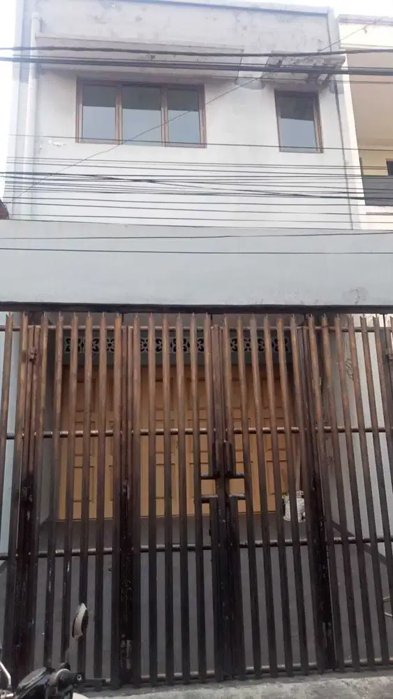 Jual Rumah di Kemayoran 2 Lantai Luas 120m, SHM, Siap Huni