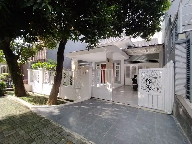 RUMAH MEWAH 5 KAMAR DALAM PERUMAHAN DI JAGAKARSA DEKAT TOL