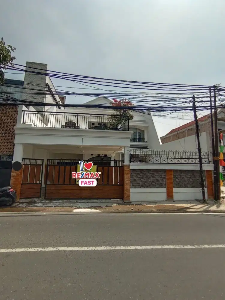 Disewakan Rumah 2.5 Lantai cocok utk keluarga besar atau Kantor/Usaha.