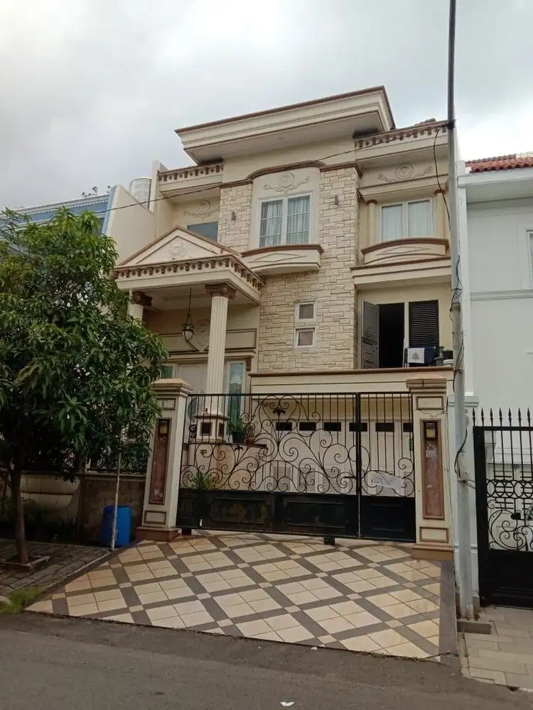 Rumah Mewah 3 lantai di PIK Jakarta Utara furnish ada kolam renangnya