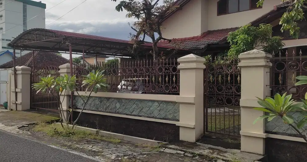 DIJUAL 2 BANGUNAN RUMAH TINGGAL DAN EX RESTO DI LAWEYAN SOLO