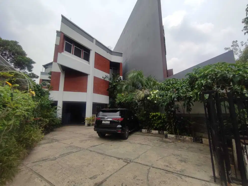 GEDUNG 4 LANTAI CIKINI JAKARTA PUSAT PARKIR LUAS STRATEGIS SIAP HUNI