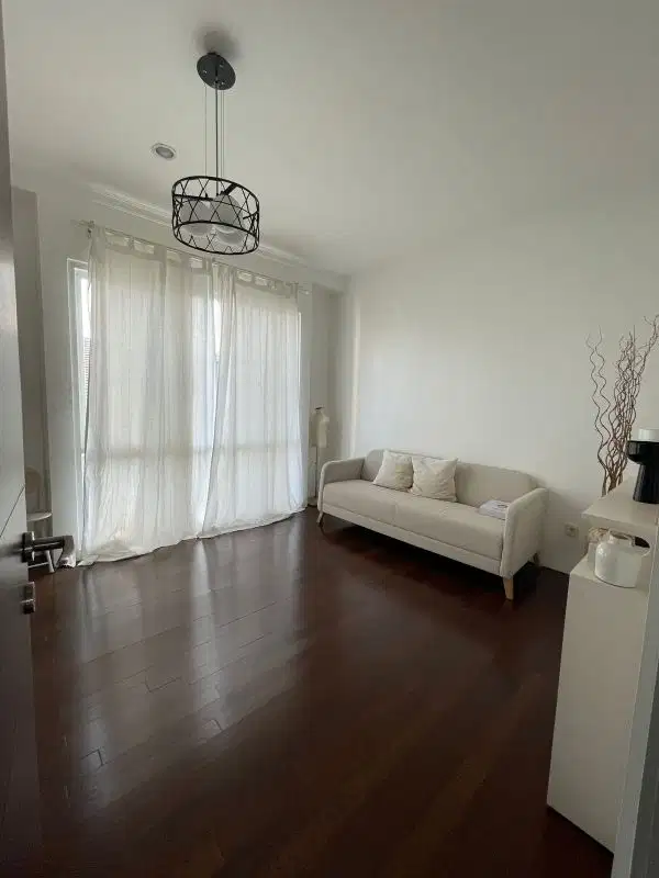 Rumah 3 lantai dengan kolam renang  di Jasmine Residence Jaksel