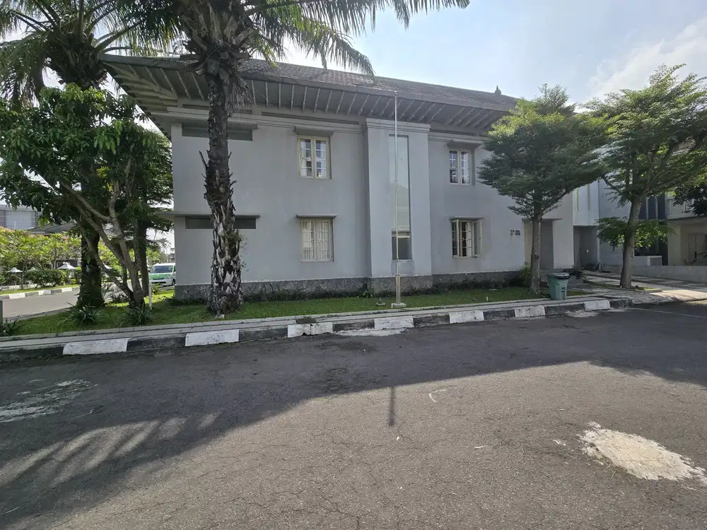 Rumah Mewah Exclusive Dengan Kolam Renang di Perumahan Elite Colomadu