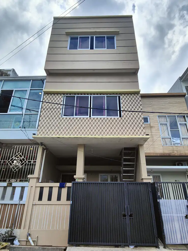 RUMAH SIAP HUNI BANGUNAN 3 LANTAI LOKASI TERBAIK DI TAMAN SURYA 5