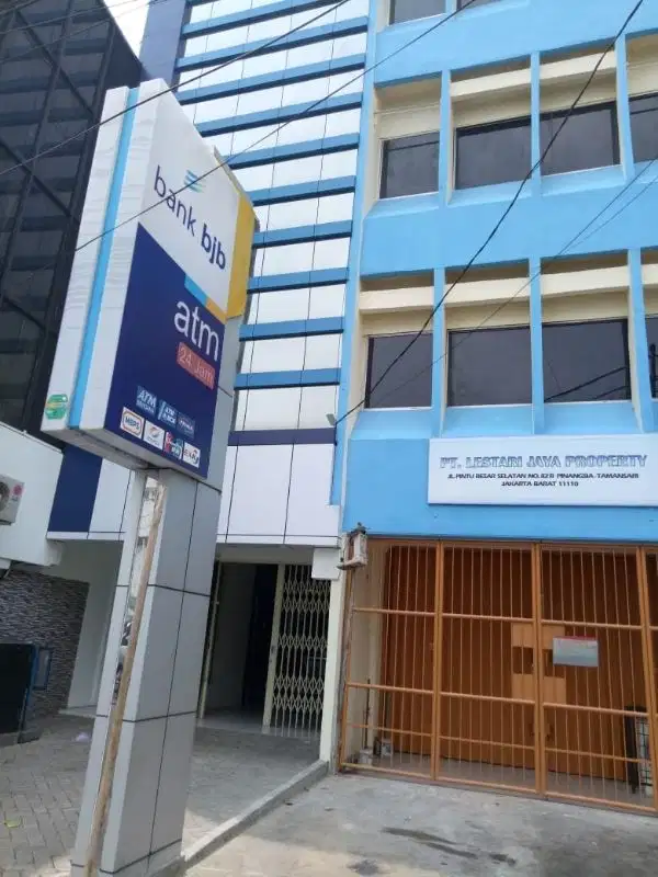 Ruko di pintu besar selatan deretan bank