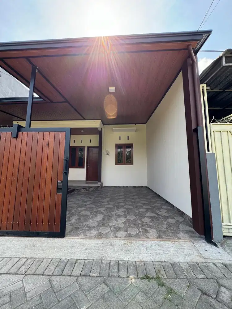 Rumah Baru Disewakan, Full-Furnished, dekat akses tol Sawojajar