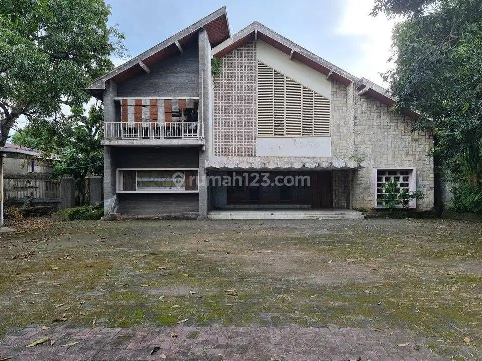 Rumah mewah dengan halaman luas,  di jebres solo