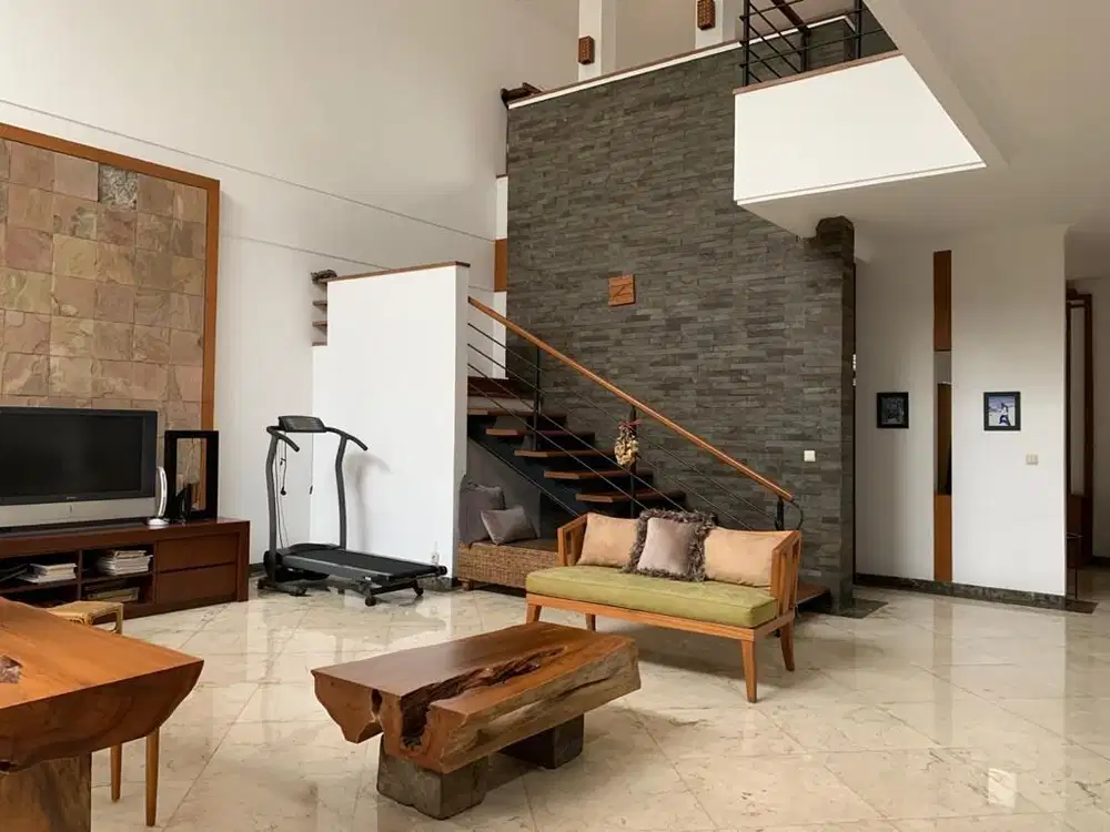 Rumah Dengan Gaya Tropis Minimalis di Batununggal Indah, Bandung