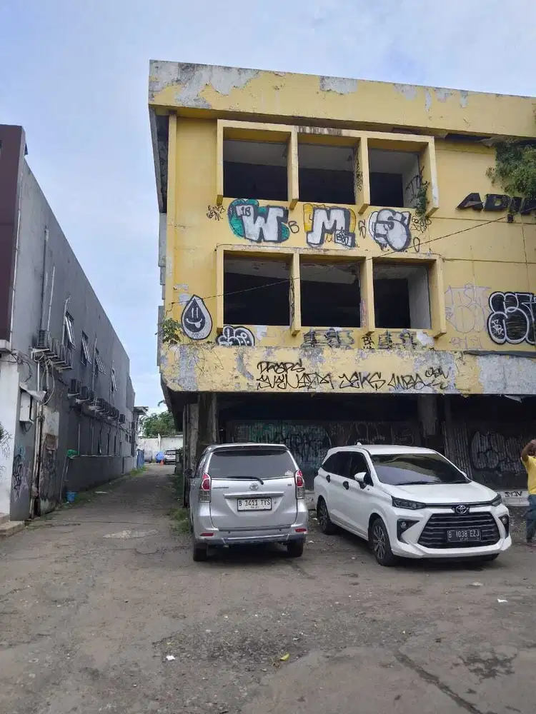 DISEWAKAN TANAH DENGAN BANGUNAN LOKASI DI PINGGIR JALAN JAKARTA TIMUR