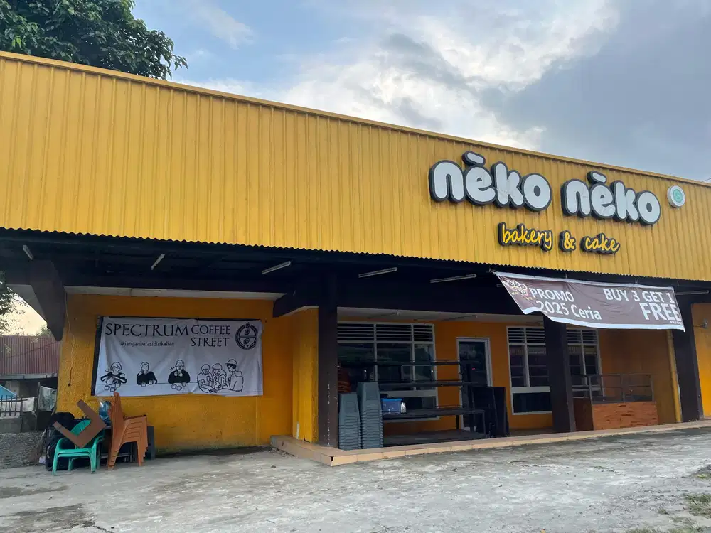 Tanah dan Bangunan posisi Hoek Lokasi Strategis