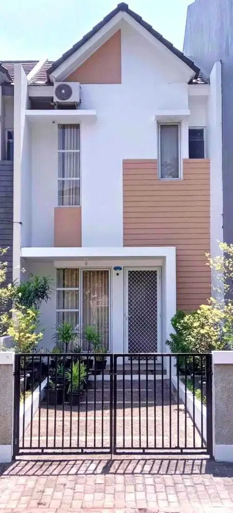 Rumah Asri 2 Lantai Fasilitas Komplek Lengkap Dijual Murah