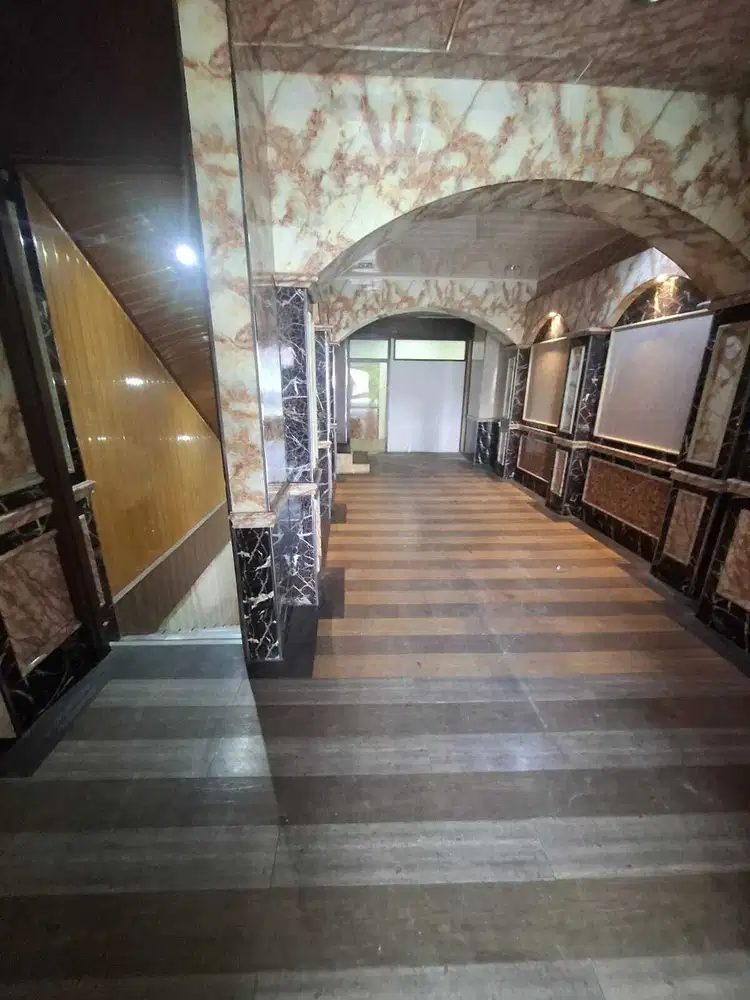 Ruko 4 lantai di seberang MOI, hadap jalan raya, bebas banjir,