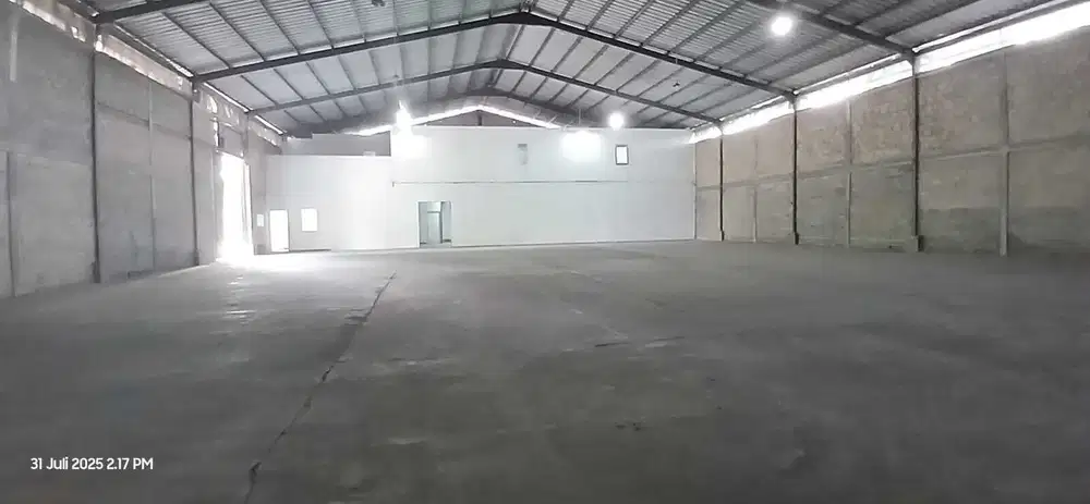 DISEWAKAN GUDANG 3.000 m2 HADAP JALAN, 5 MENIT KE TOL BSD