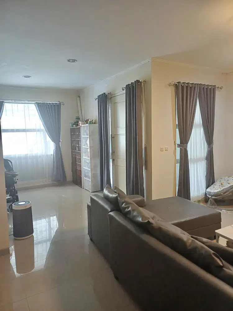Dijual rumah 2lt Suvarna Sutera posisi rumah depan taman lebar 7