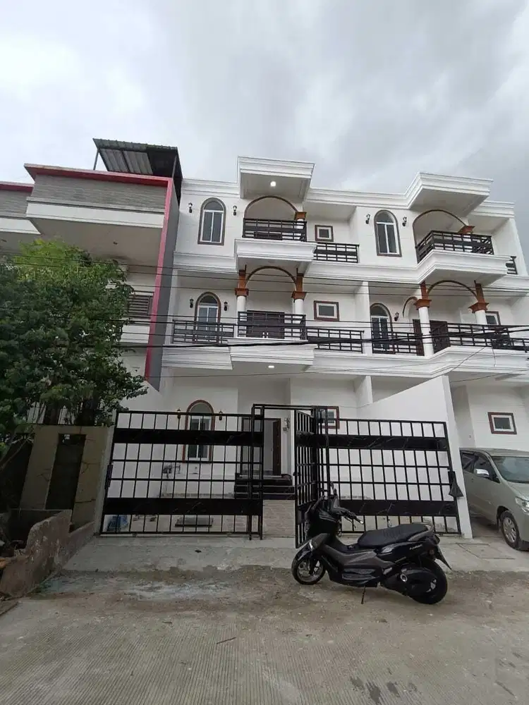 RUMAH BARU BANGUNAN 3 LANTAI JALAN LEBAR DI PERUMAHAN KFT CENGKARENG