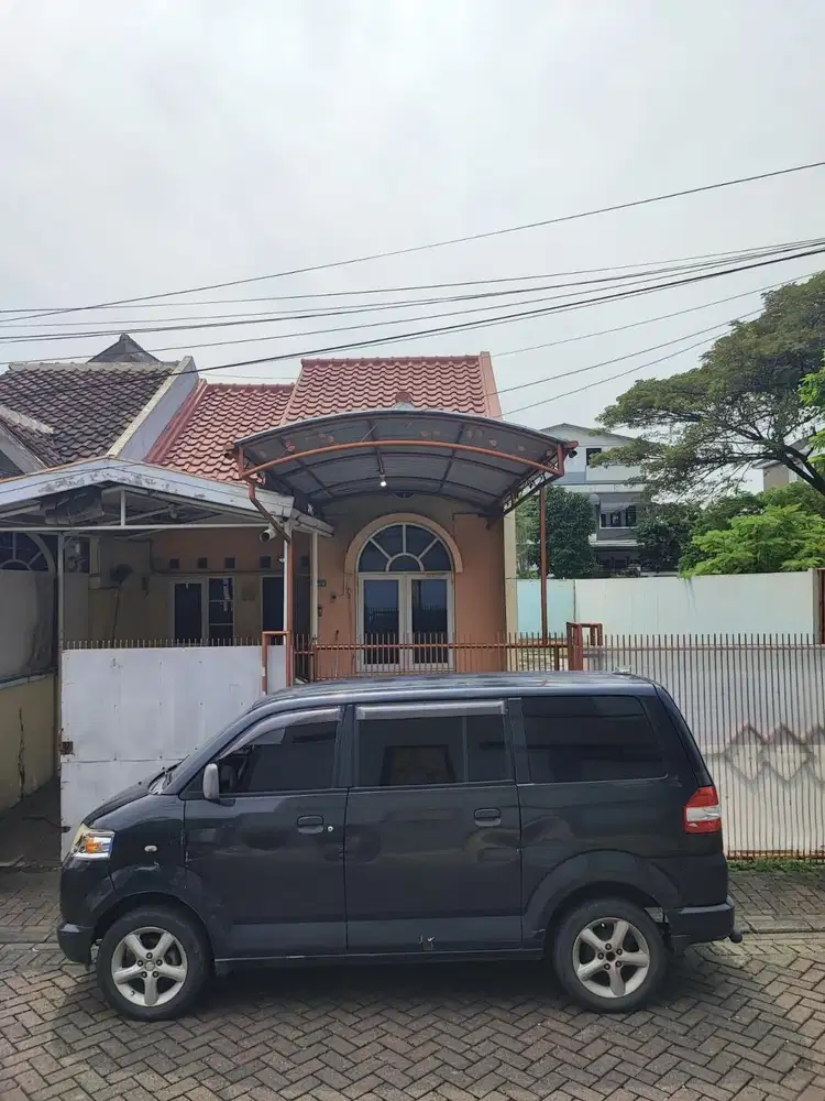 Rumah Tua samping taman di jual di perumahan duta Garden dekat dengan