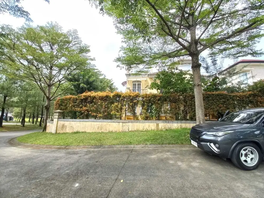 Rumah Hoek View Taman di Sierra Madre R21 Sentul