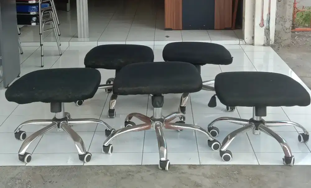 Kursi Kantor SECOND TANPA SANDARAN Tangan dan Punggung