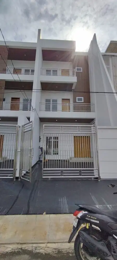 RUMAH BARU 3 LANTAI SIAP HUNI MUARA KARANG