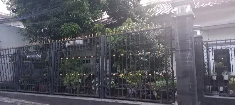 Dijual murah rumah luas di area pondok cina cocok buat kosan/gudang