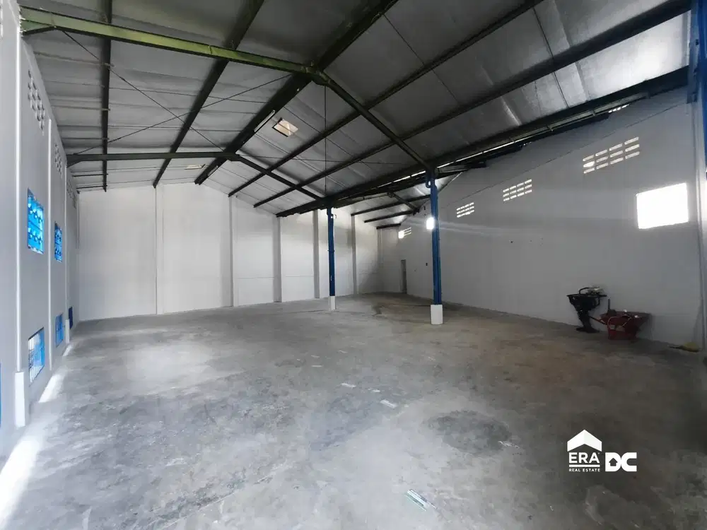 Gudang Ada Kantor Akses Kontainer Dekat Pelabuhan di Tanjung Mas