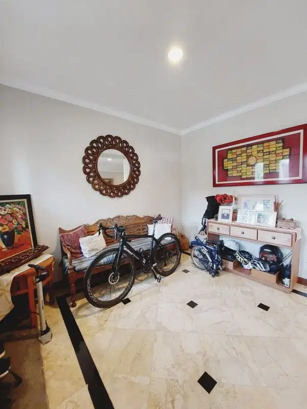 Rumah besar di Mertilang Bintaro Jaya sektor 9