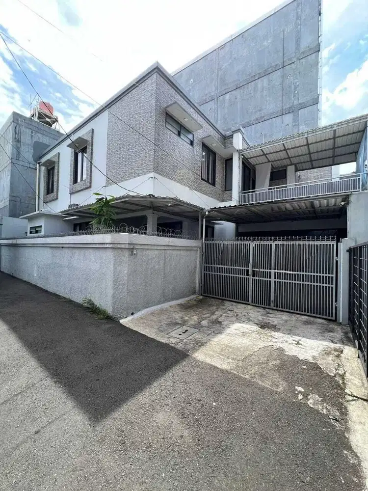 DIJUAL RUMAH TINGGAL CANTIK 2 LANTAI TERAWAT KAWASAN TEBET