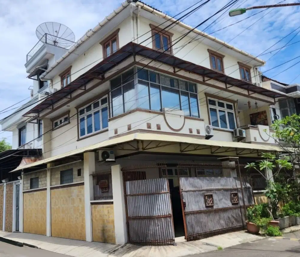 Rumah Hoek dijual semi furnished lingkungan tenang Sunter Jakarta