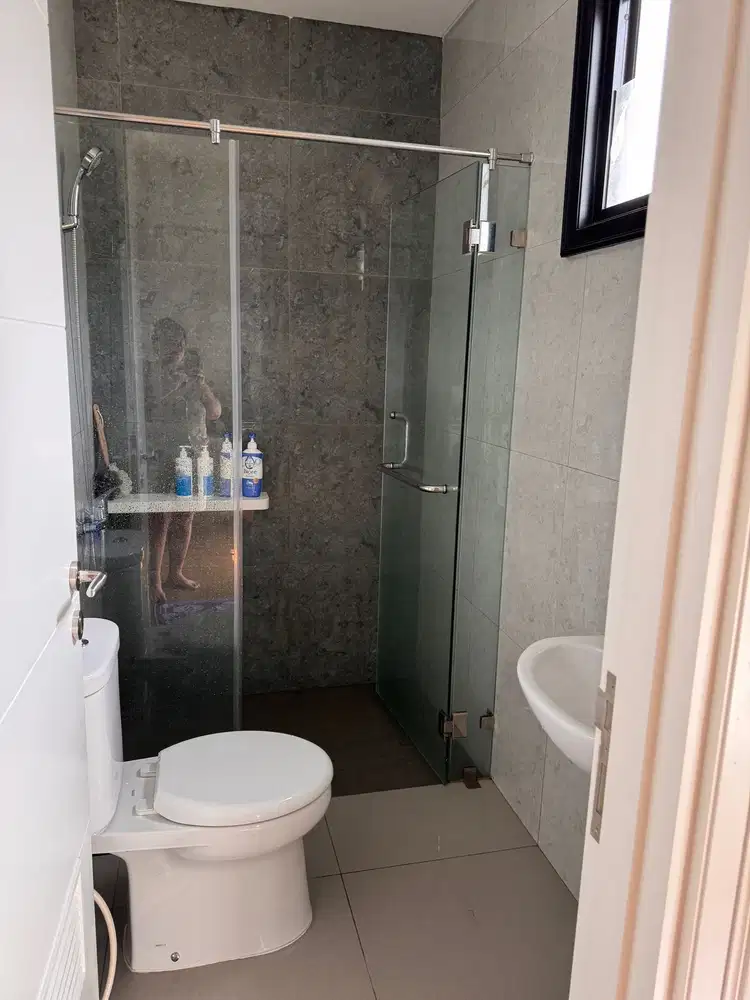 Disewakan rumah baru siap huni lokasi alam sutera tangerang