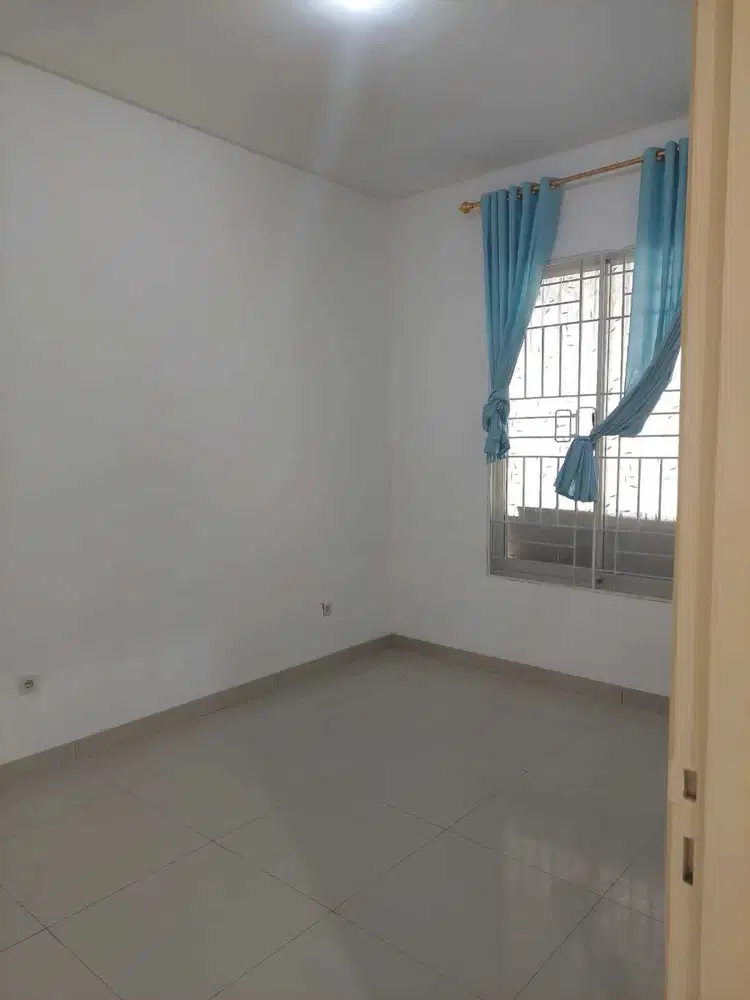 DISEWAKAN RUMAH BARU GREEN LAKE SEMIFURNISHED JAKARTA BARAT