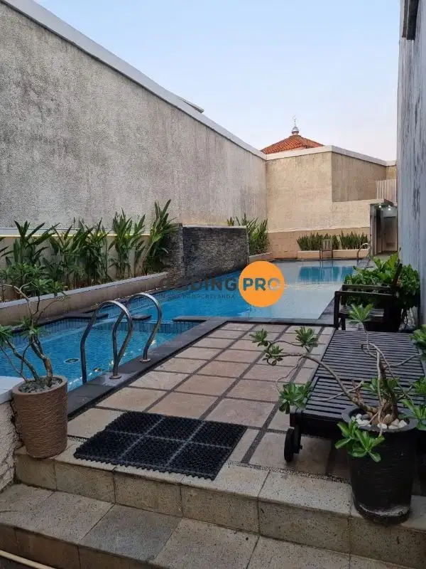 Rumah Cantik dengan Swimming pool Jakarta Selatan