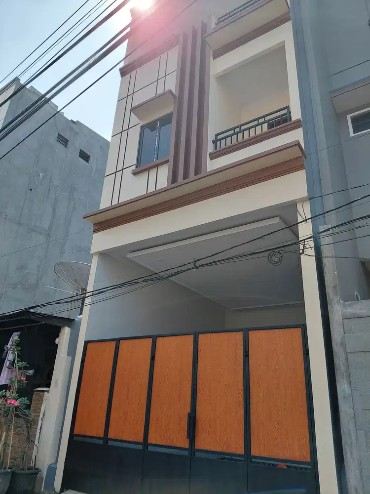 RUMAH BARU BANGUN SIAP HUNI 3 LANTAI PADEMANGAN TIMUR JUAL 2,3M NEGO