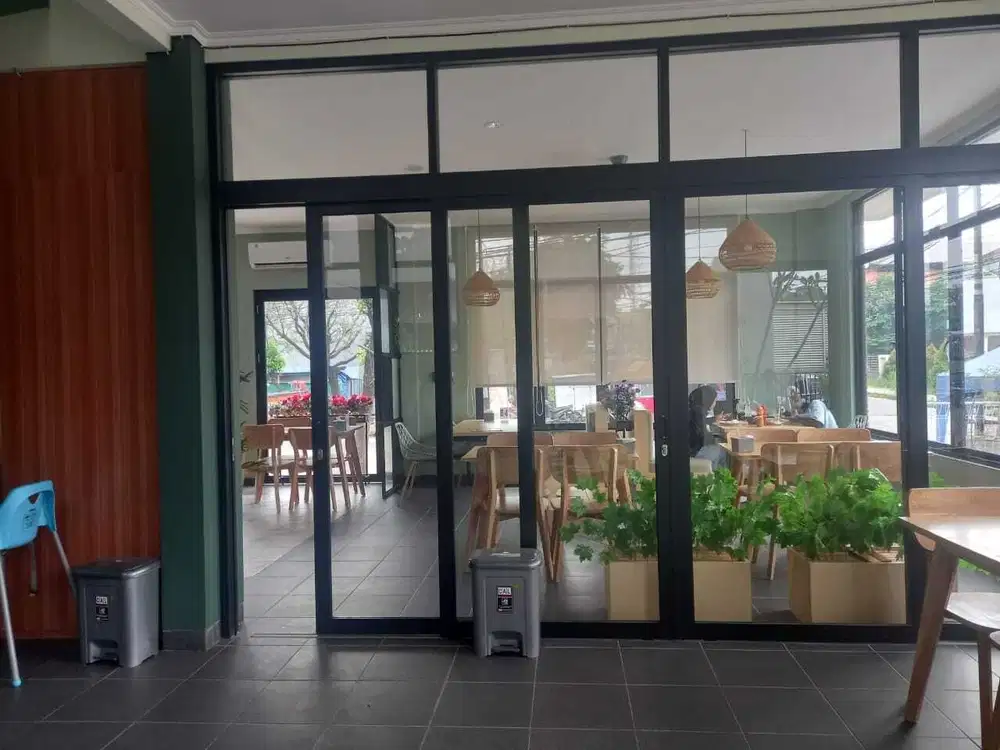 Dijual bekas resto/cafe di pinggir jalan Nusaloka
