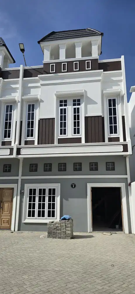 Dijual villa di Komplek beverly jalan menteng 2