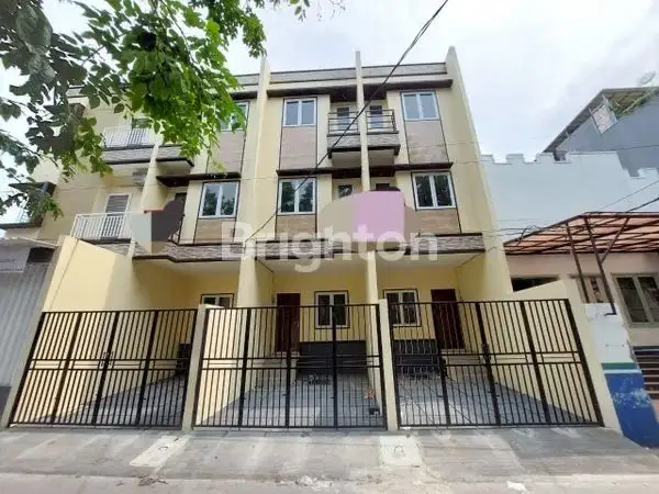 RUMAH BARU 3 LANTAI TAMAN RATU