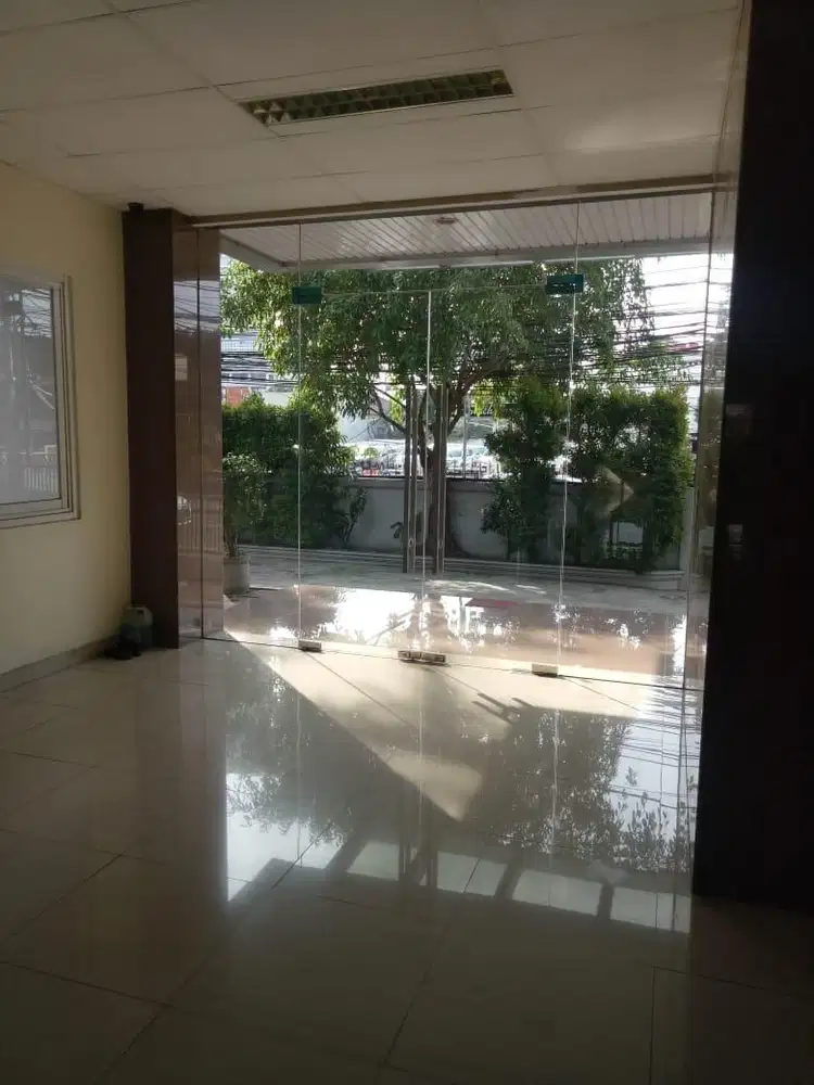 Dijual / Disewa gedung kantor Cikini 2.500 m 125 M sewa 5 M