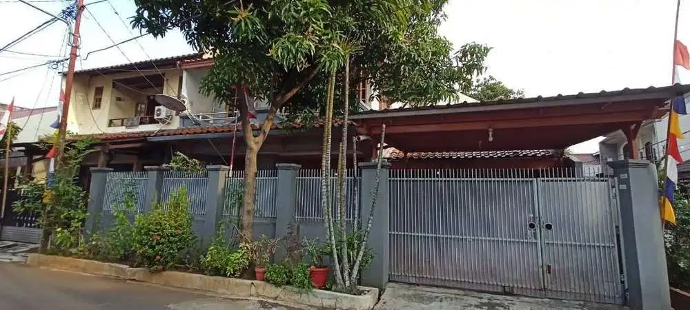 Rumah siap huni Taman Meruya Ilir di komplek terawat & Rapih