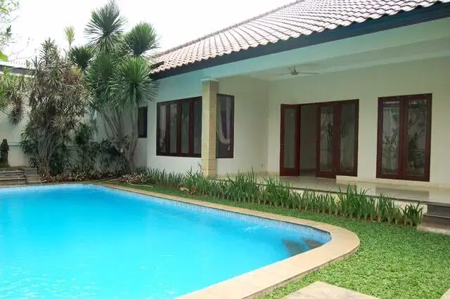 Disewakan Rumah Besar Lengkap dengan Taman dan Kolam Renang di Mampang